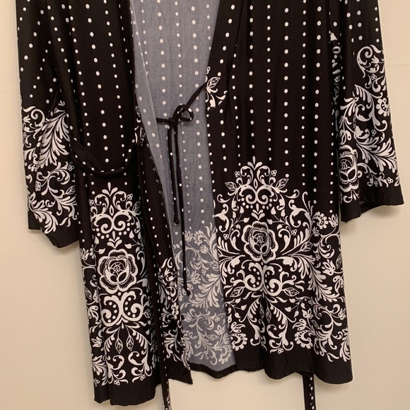 Black and White Robe - Picture 2 of 10
